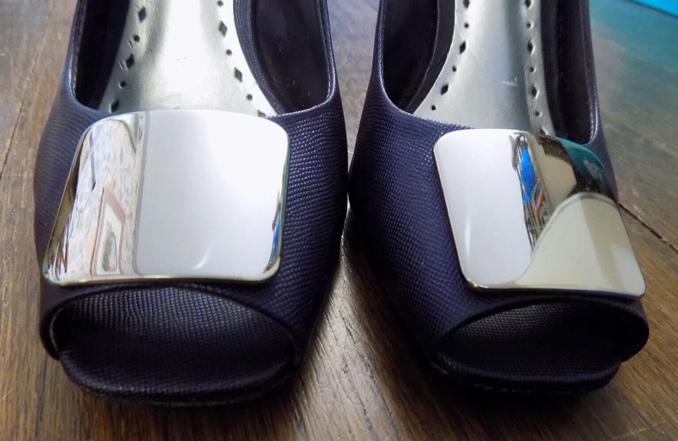 BCBGirls BG-Zabrina Navy Texture Silver Medallion Slingback 4" Pump Peep Toe 8.5 - Image 4 of 4