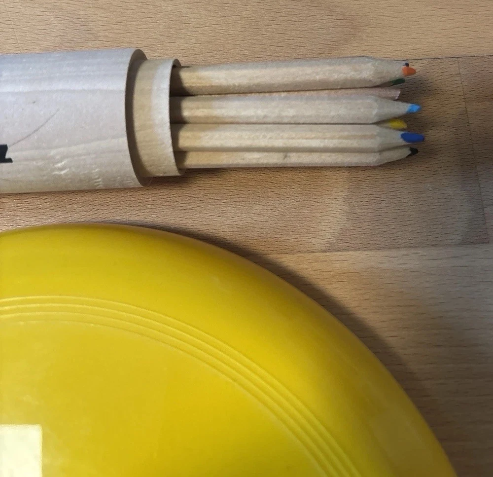 ADAC Frisbee und Buntstifte in Holzbox zum Sammeln