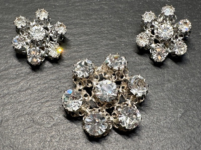 VINTAGE AUSTRIAN SILVER TONE FLOWER RHINESTONE BROOCH & CLIP EARRINGS I52