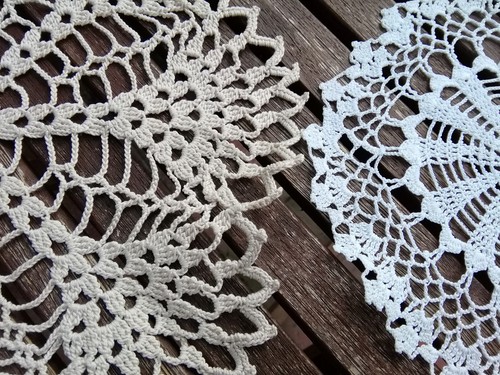 Wunderbare Vintage Spitzen Tischdecke Deckchen weiß beige Handarbeit 28 & 17 cm - Bild 2 von 2