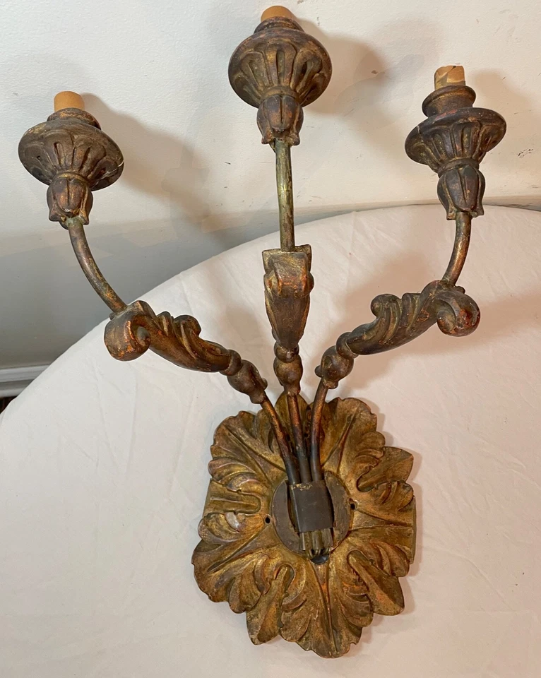 Aplique de pared electrificado de madera dorada italiano antiguo ornamentado siglo XIX Foto 2 de 4