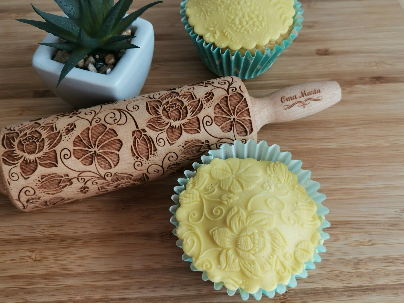 Embossed Dough Roller Lotus Springerle cookie mold Textured Engraved Rolling Pin
Opens in a new wind