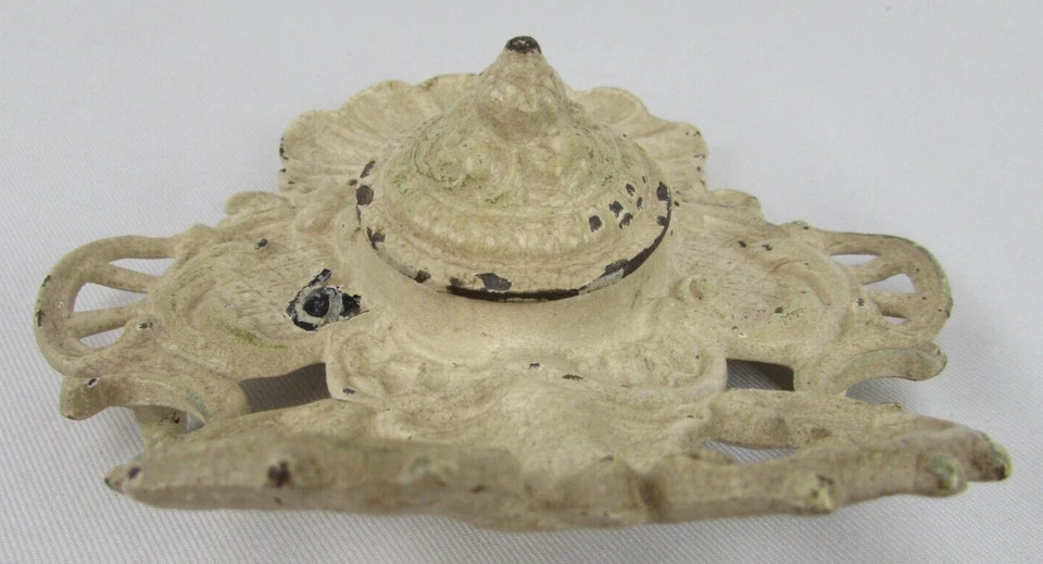 Antiguo soporte de tinta de escritorio de hierro fundido ornamentado blanco cremoso JM18B-2 C. 1890 Foto 4 de 4