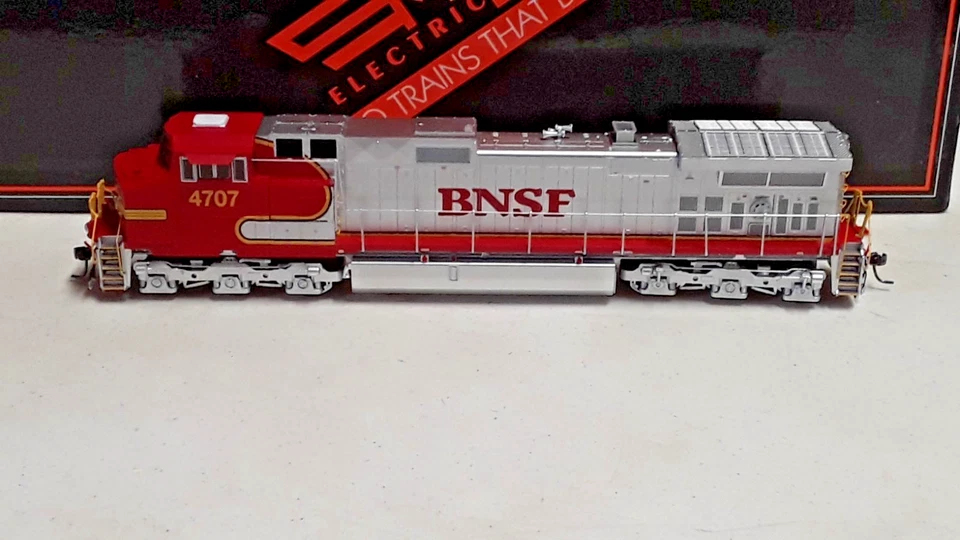 MTH 80-2289-0 HO Burlington Northern & Santa Fe Dash-9 Diesel Locomotive (AA-177 - Image 2 of 4