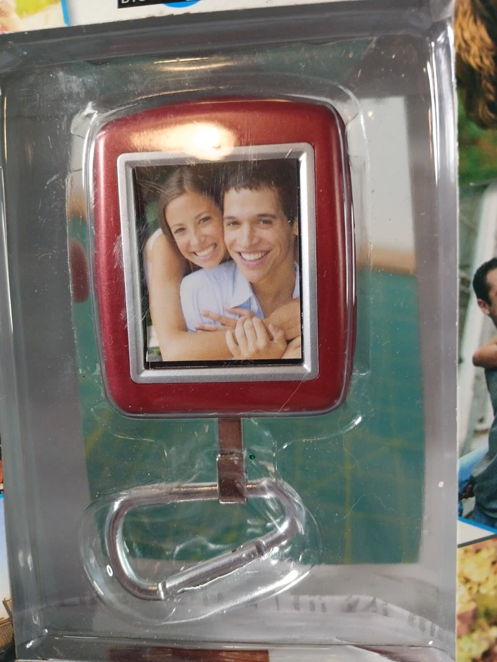 Digital Picture Keychain 1.8 inch Color LCD Display Rechargeable New in package - Image 4 of 4