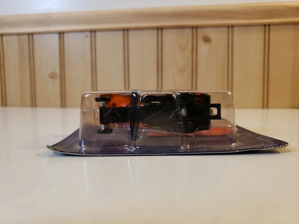 Tarjeta nueva John Force 1978 Orange Brute Force Winner's Circle Lifetime Series 1:64 Foto 4 de 4