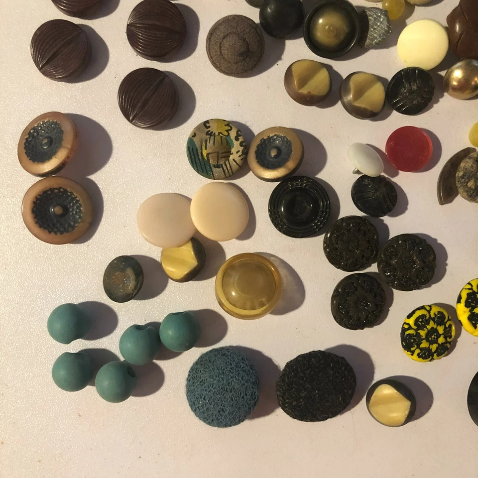 Vintage Shank Button Mixed Lot Bakelite Etc. 1930s - 60s - Image 3 of 4