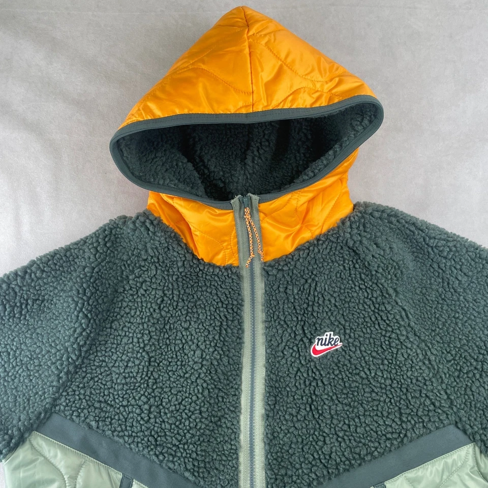Chaqueta Nike Para Hombre L Verde Naranja NSW Heritage Acolchada Con Capucha Sherpa Simulación Termore Foto 3 de 4