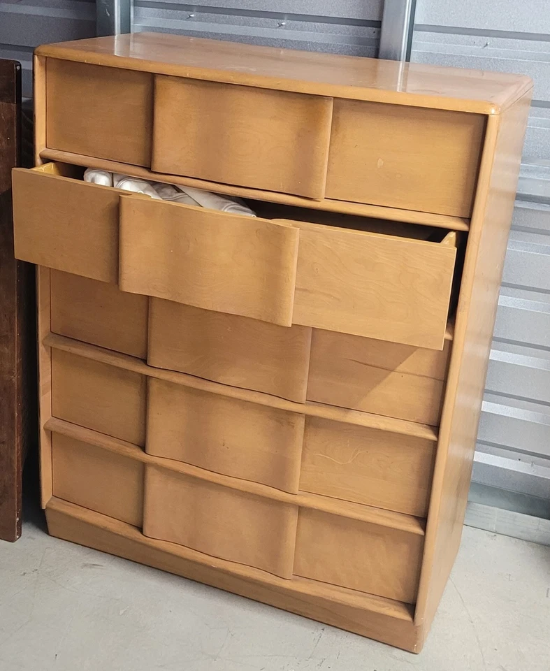 Современный американский скульптурный высокий комод середины века с 5 ящиками из цельного клена 2450 долл. США - Изображение 3 из 4