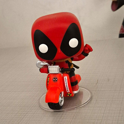 Deadpool Vinylfigur auf rotem Roller/Motorroller mit Ständer in Rot/Schwarz