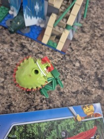Lego City Jungle Mobile Lab 60160 mostly complete LEGO set with instructions