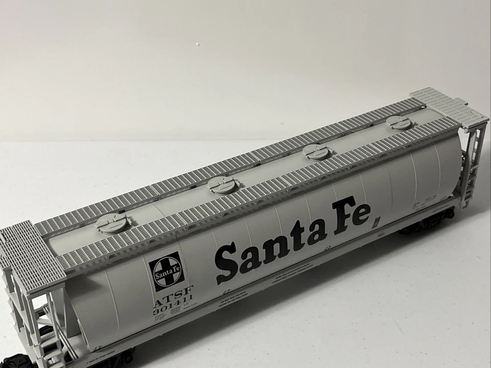 MTH 20-97421 - 4-Bay Cylindrical Hopper - Santa Fe #301411 - O Scale - Image 4 of 4