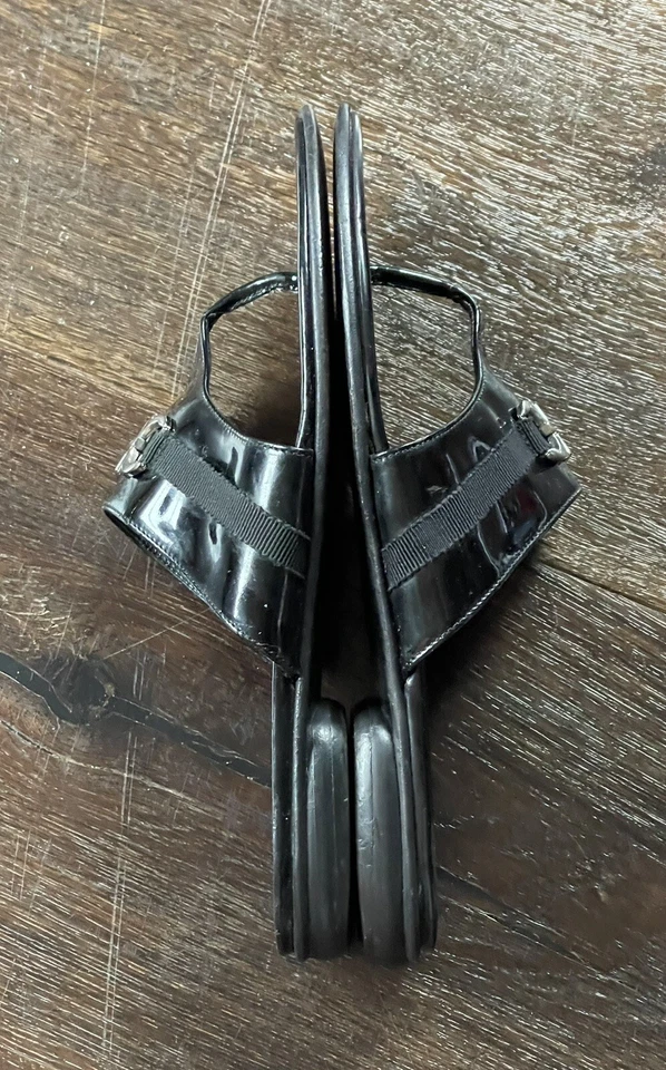 Sandálias lisas Ferragomo couro envernizado preto 6,5 ~logotipo prata designer HW Lux - Imagem 2 de 4