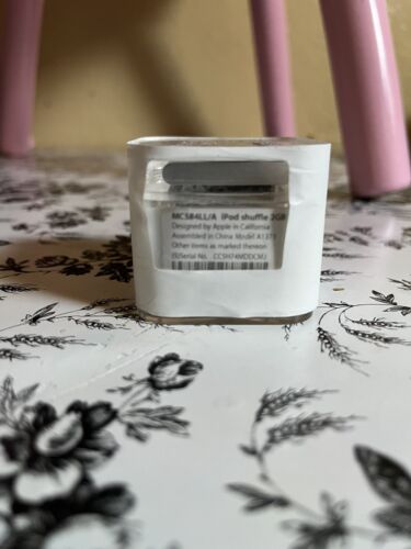 Apple iPod shuffle 4th Generation Silver (2 GB) MC584LL/A A1373 - NEW - Picture 2 of 8