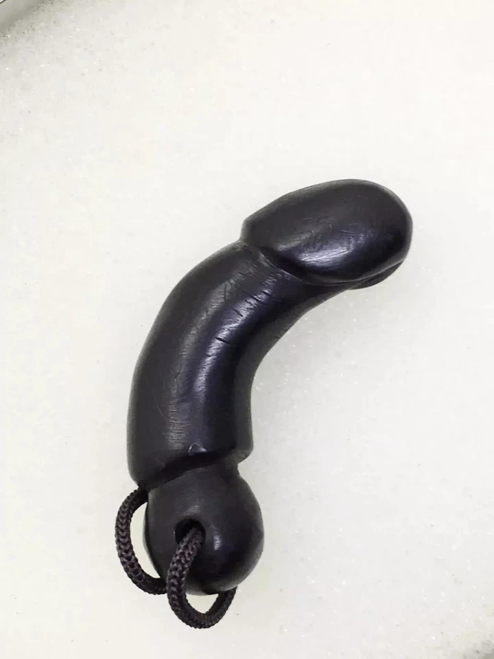 Lingam Paladkik Ngewdam Madera Negra, LP Lue, Wat Sao Cha Ngok Templo Amuleto Tailandés Foto 2 de 3