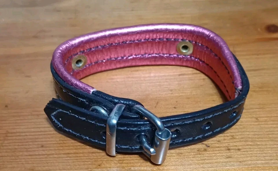 Pulsera de cuero negro y rosa con placa de latón grabada, 'Gone Riding' Foto 4 de 4