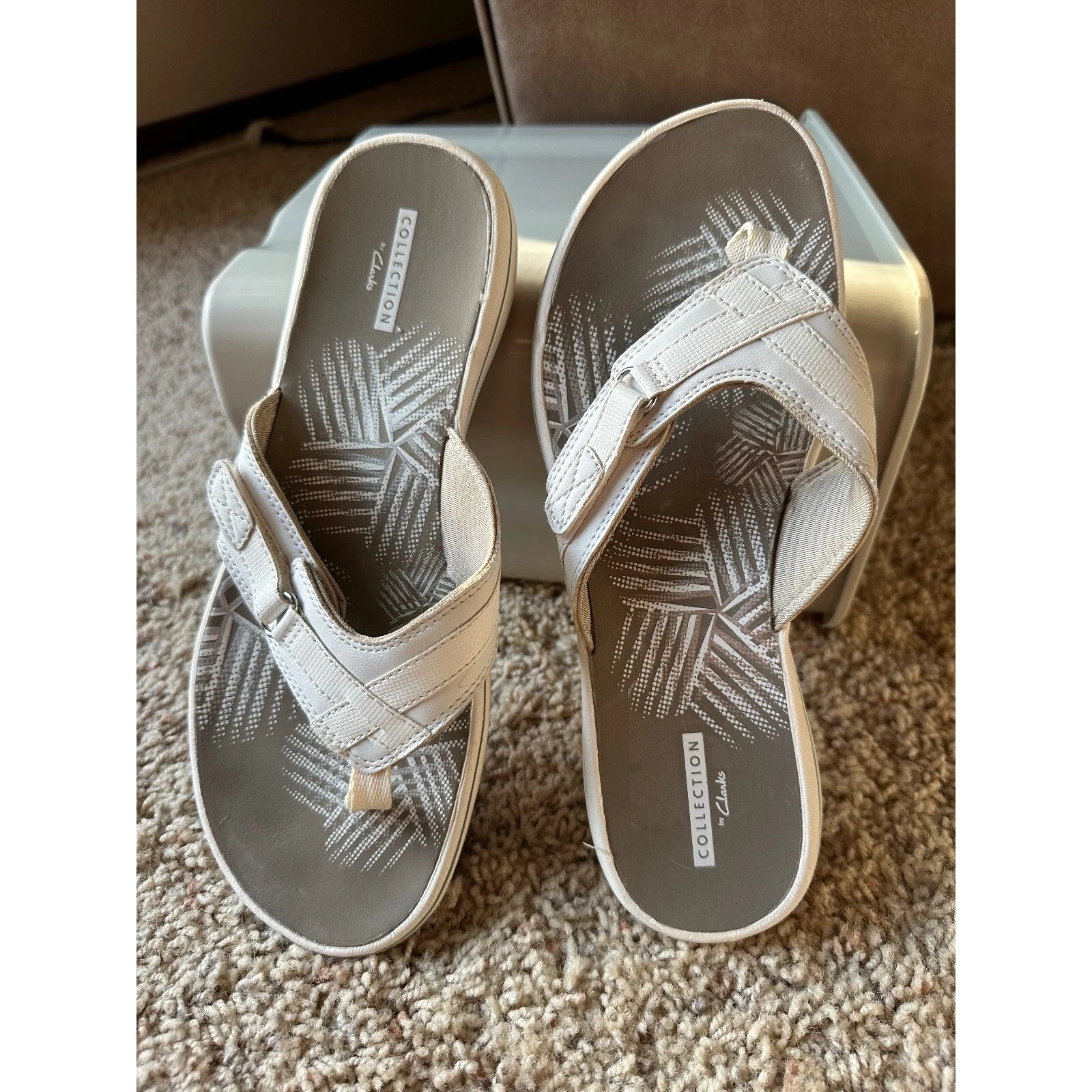 Sandali Clarks Collection cinturino regolabile tanga comodi casual bianchi 9