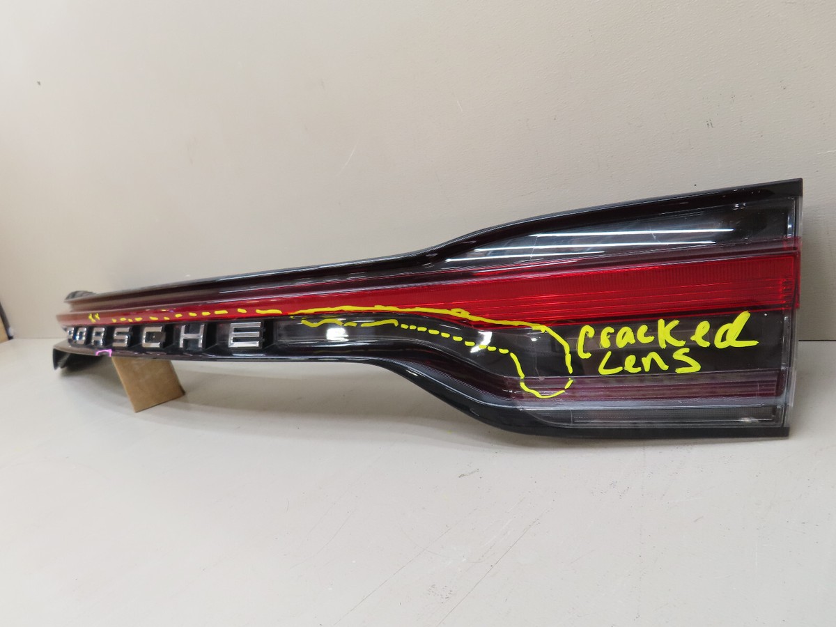 【送料無料】新型マカン リアテールガーニッシュ 95B945208 2019-2022 PORSCHE MACAN REAR CENTER TAIL LIGHT LED OEM 95B