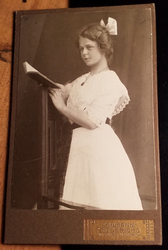 stehendes Mädchen mit Buch / CDV Erdmann Friedrichs Duisburg Meiderich