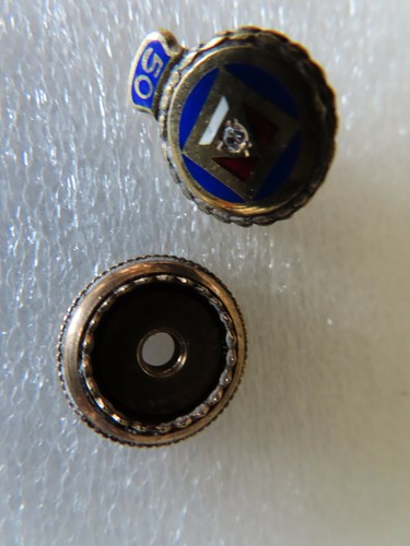 10 KT. PIN ORO, ESMALTE, 50 AÑOS EN ORIG. CAJA - Imagen 10 de 10