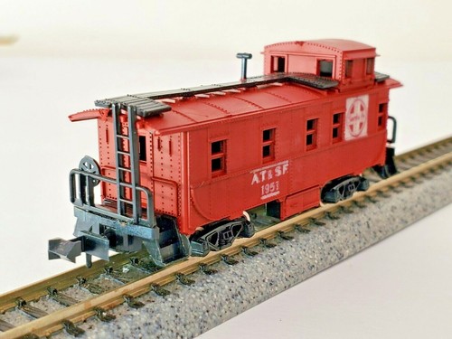 VINTAGE N SCALE MINITRIX TRIX 3272 RED CABOOSE AT&SF 1951 WITH ORIGINAL BOX - Picture 6 of 11