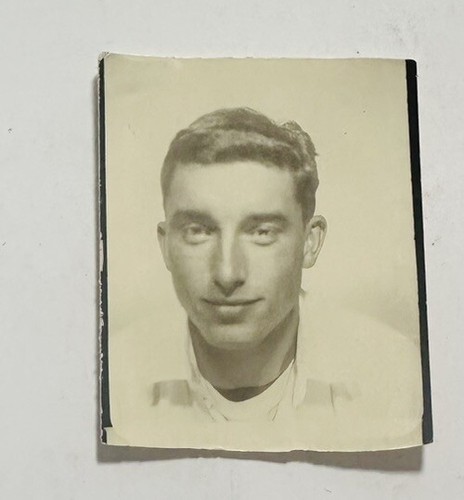 1940s Cinematic Photo Booth Young Man Handsome Flirtatious Mini Vintage Photo - Bild 1 von 2