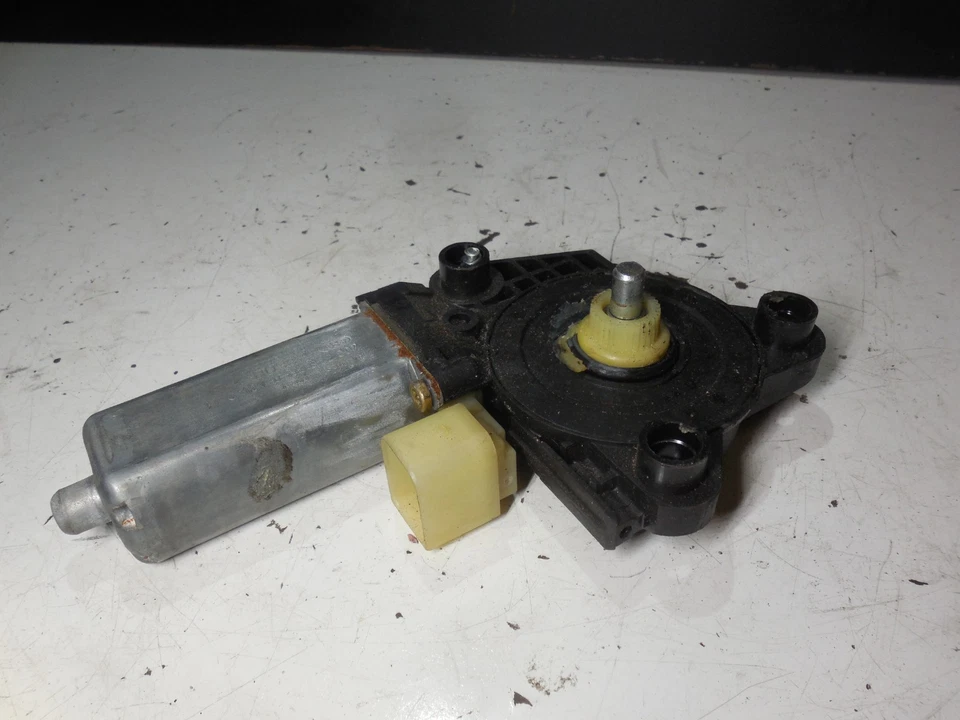 Мотор заднего правого окна двери A 2038203042 01-07 Mercedes Benz W203 C230 C240 - Изображение 3 из 4