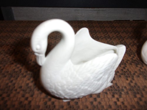 2 MAGNIFIQUE FIGURINE / JARDINIÈRE VIDE POCHE CYGNE EN BISCUIT / PORCELAINE - Foto 5 di 6