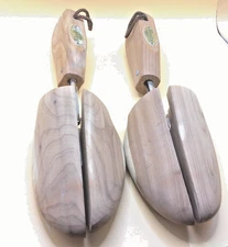 TWO PAIRS OF MENS SHOE STRETCHERS 1 UNBRANDED & 1 WOODLORE