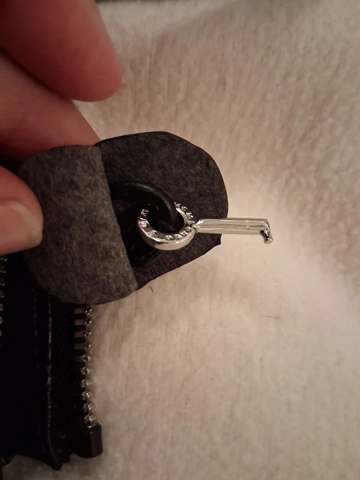 Bolso de Mano TUMI de Cuero Negro con Doble Asas y Múltiples Bolsillos Foto 4 de 4