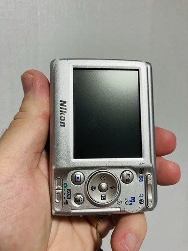 Nikon COOLPIX L11 6.0 MP Digital Camera 3x Zoom Works no battery camera only - Picture 9 of 14