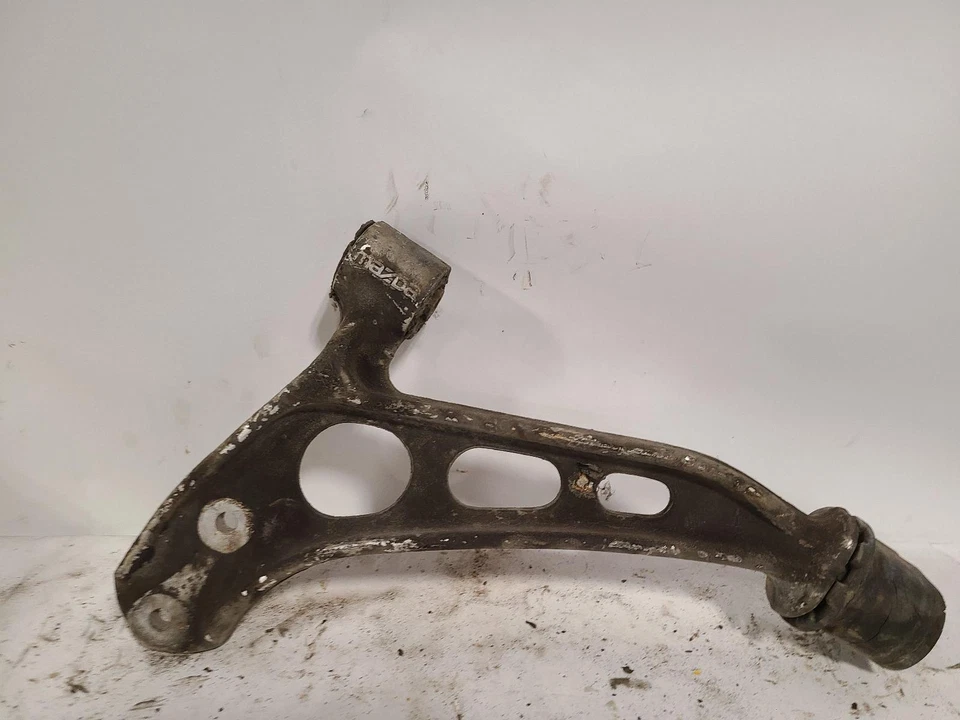 Brazo de control inferior delantero derecho usado delantero se adapta a: Mazda Mazda rx7 1986 delantero Foto 2 de 4