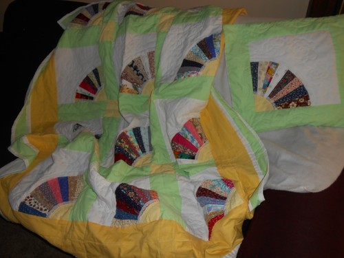 Quilt 60 x 75~ and ~1 Pillow Sham 18 x 18 Excellent condition - Picture 7 of 13