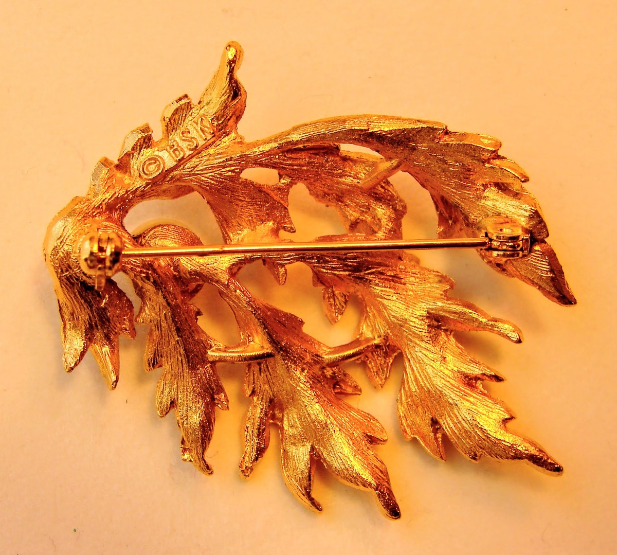 BSK ヴィンテージ ゴールドブローチ Vintage Signed BSK Brooch, Textured Leaves, Faux Pearl, Goldtone