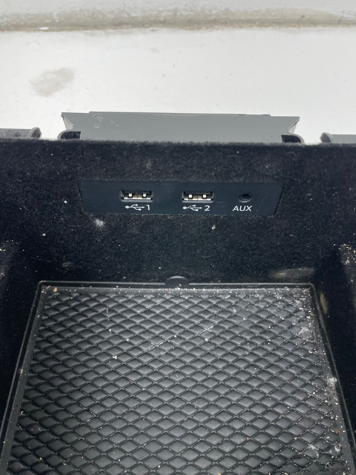 2015-2020 BENTLEY BENTAYGA Center Console Storage Compartment Bin w/ Charge Port