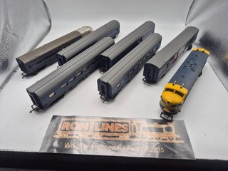 TRIANG OO gauge `TRANSCONTINENTAL BLUE/YELLOW LOCOMOTIVE & COACHES SET/JOB LOT