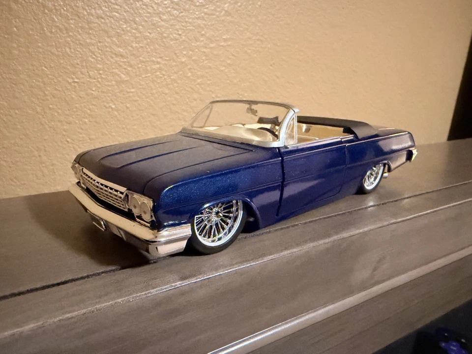 West Coast Choppers 1962 Impala 1:24 Scale Diecast Car. Dark blue,cream interior - Image 4 of 4