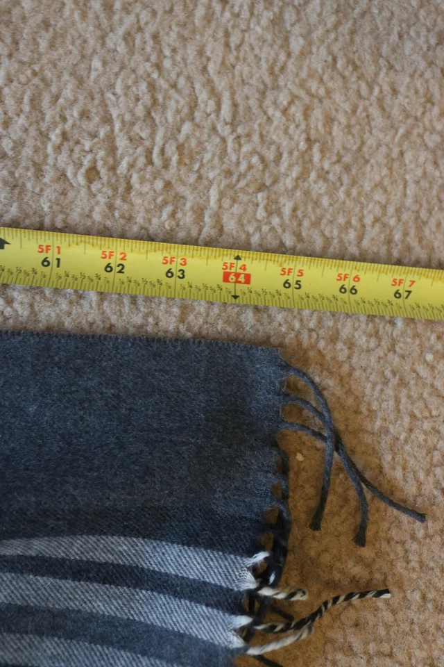 Mantón bufanda con flecos a cuadros gris/negro/rojo The Men’s Store Bloomingdale’s para hombre Foto 3 de 3