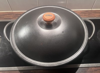 Wok mit Deckel Gusseisen massive Qualität Durchmesser ca. 37 cm von KÜCHENPROFI