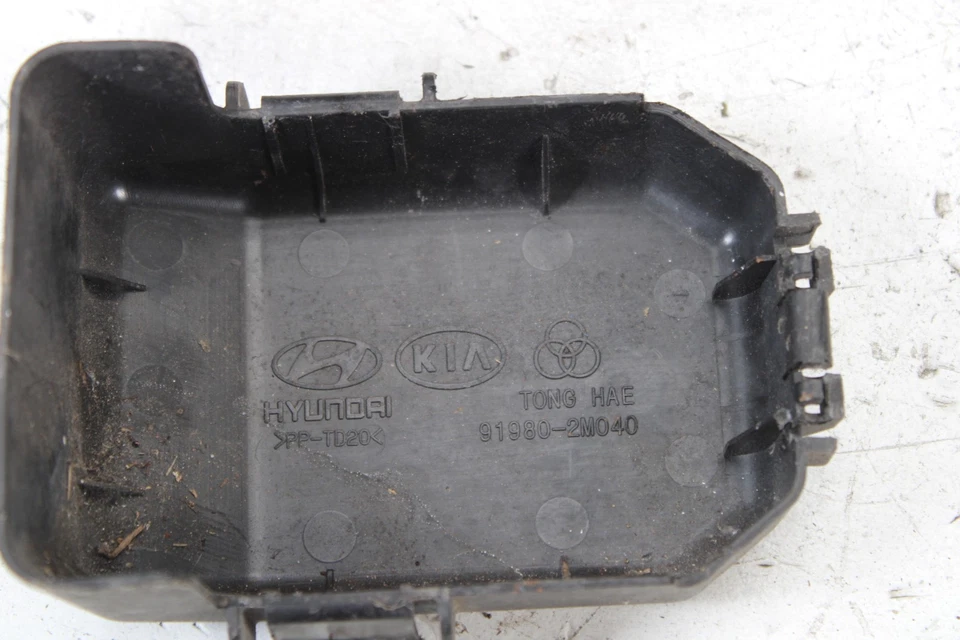 Cubierta de tapa de terminal de batería HYUNDAI GENESIS COUPE 2010/16 91980-2M040 FABRICANTE DE EQUIPOS ORIGINALES Foto 3 de 3