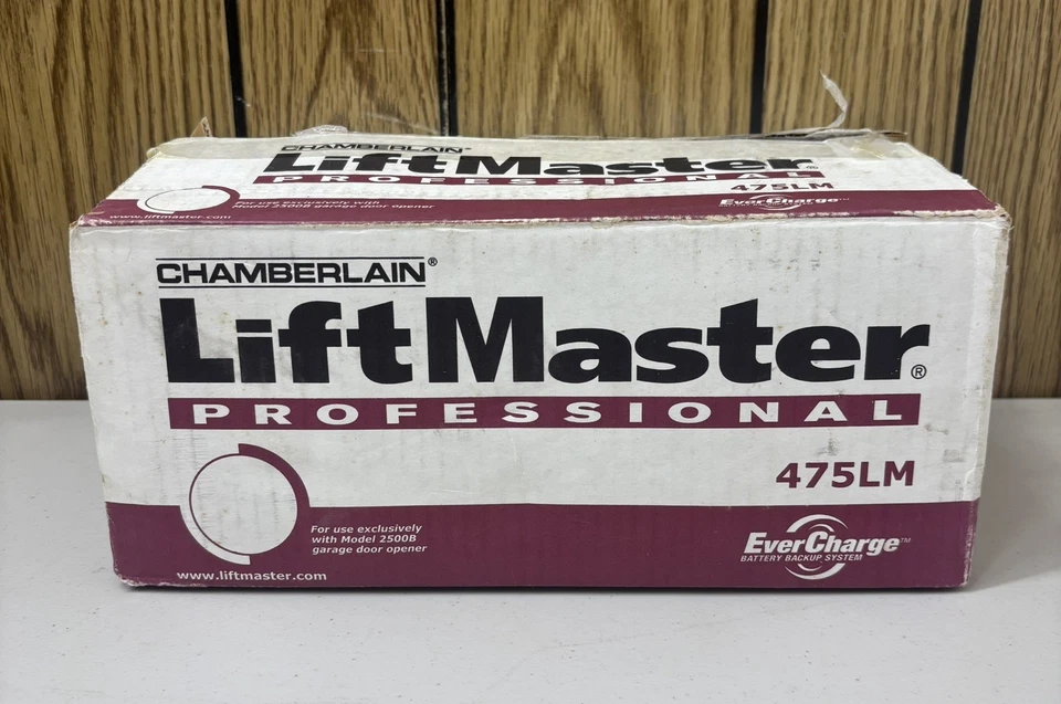 Fuente de alimentación de respaldo de batería LiftMaster Professional 475LM EverCharge caja abierta Foto 2 de 4