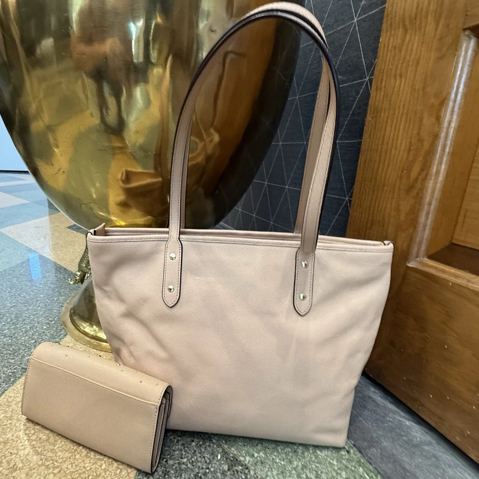 Сумка с короткими ручками и бумажник Coach F29129 городская на молнии звездная пыль с заклепками цвет Nude Pink - Изображение 2 из 4