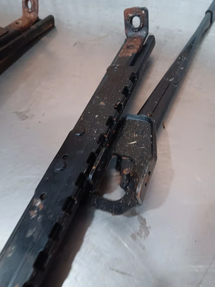 80-86 Nissan Datsun 720 OEM montaje de riel de asiento del lado del conductor falta pestillo Foto 3 de 4