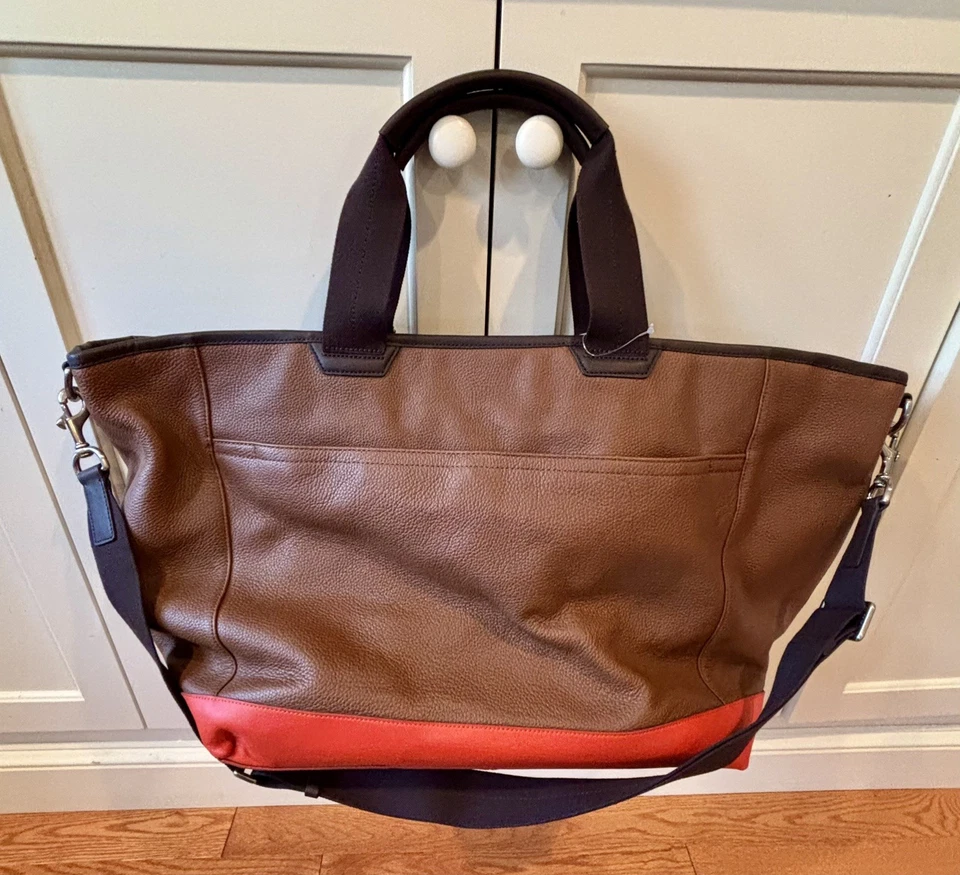 NUEVO CON ETIQUETAS COACH Para hombres CAMDEN Cuero Viaje Gimnasio Suministro Bolso 71347 GRIS/ROJO $498 Foto 3 de 4