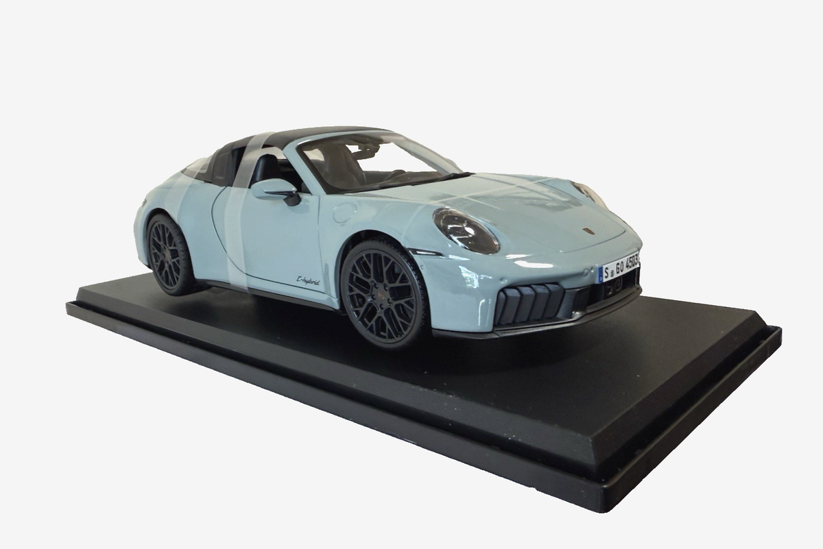 Porsche 911 Targa 4 GTS (992.2) 1:18 Maisto Die-Cast Model Car