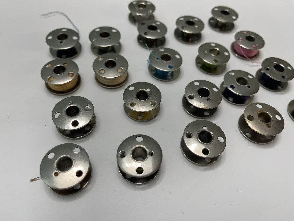 Lote de 21 bobinas de metal Singer de colección de 4 agujeros clase 15 hechas en Japón Foto 3 de 3