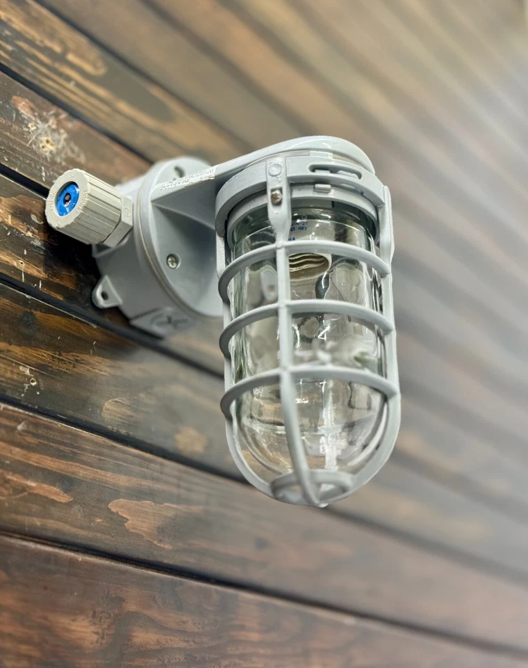 Vintage Old Aluminum Metal Exterior Wall Mount Lithonia Lighting Fixture - China - Image 2 of 4