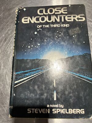 CLOSE ENCOUNTERS OF THE THIRD KIND: A NOVEL By Steven Spielberg1977 HC/DJ