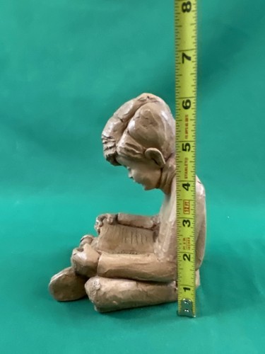 Junge liest Buchstützen aus Resin (oder Holz) beschwert - Bild 9 von 9