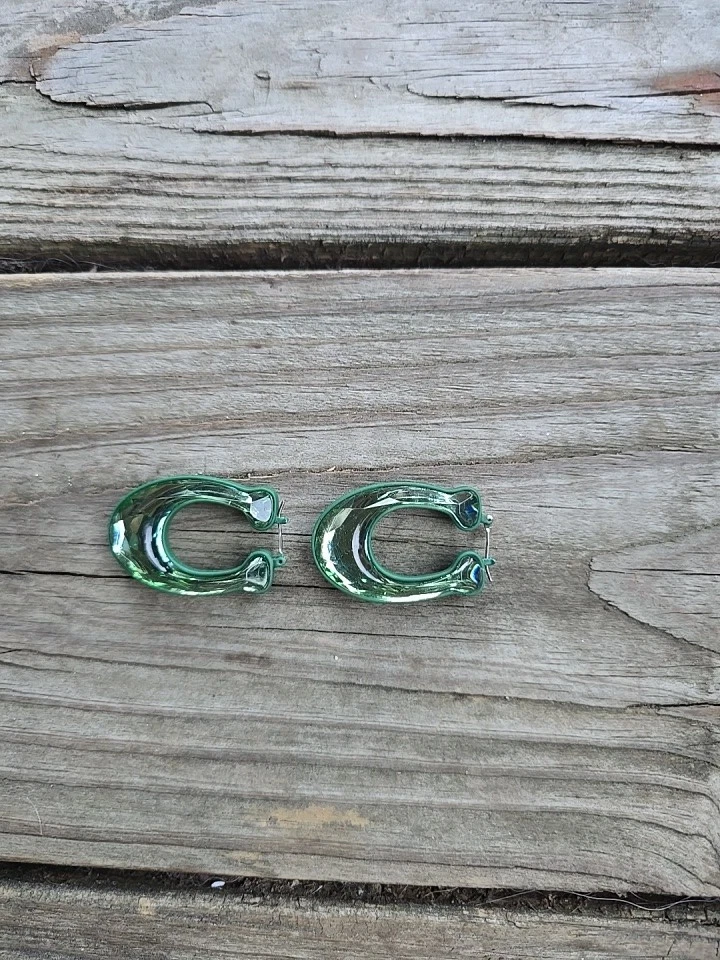 Pendientes de aro Coach Signature Logo C Huggie verde cristal  Foto 3 de 4